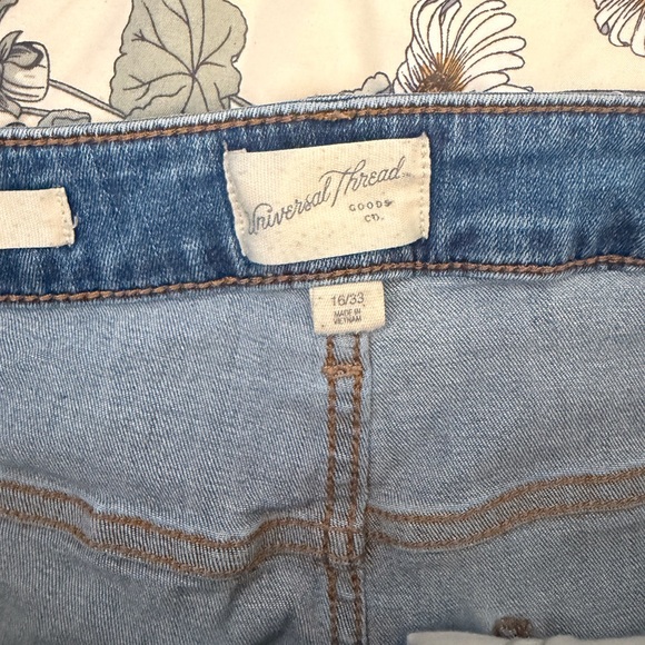 ✨ Universal Thread High-Rise Mid Denim Shorts ✨ - Picture 3 of 4